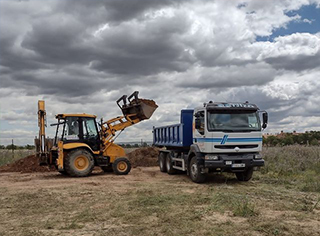 Transportes y Excavaciones Benito camión y movimientos de tierra