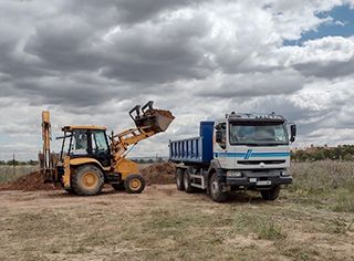 Transportes y Excavaciones Benito camión y movimientos de tierra